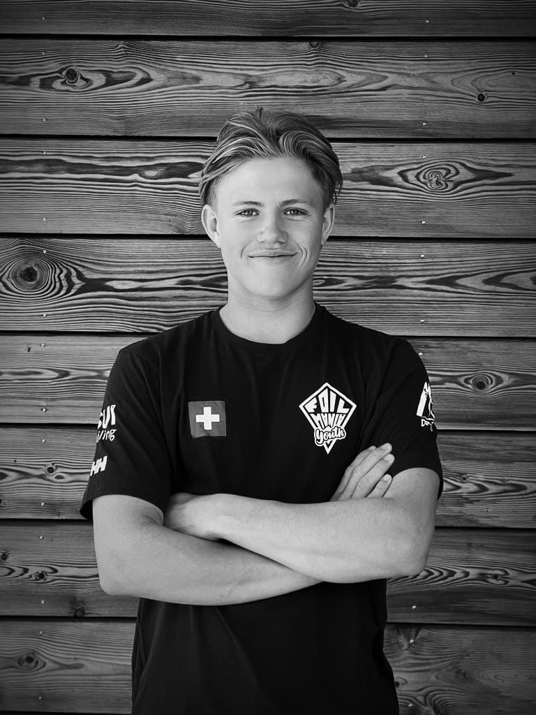 Devin Hauser, Schwarz-Weiss-Porträt